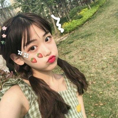穿黄靴子的女孩